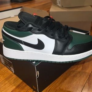 Kids Jordan 1 low black/white/green size 5Y or Women’s 6.5